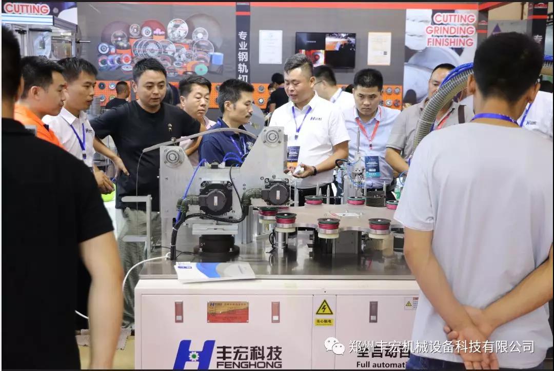 豐宏新一代全自動(dòng)百葉片成型機(jī)產(chǎn)品現(xiàn)場
